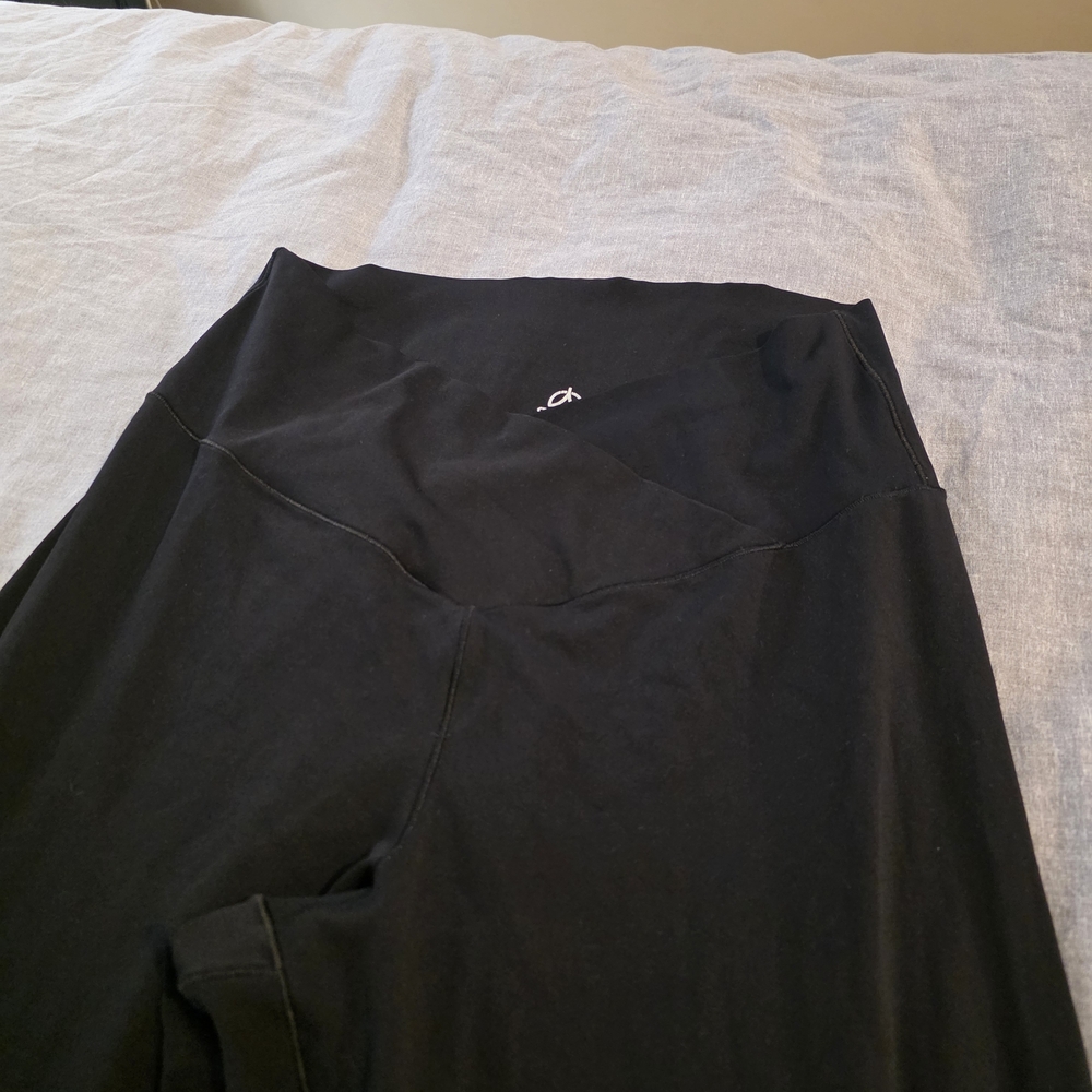 Elegant Black Flare Yoga Pants - Picture 3 of 7